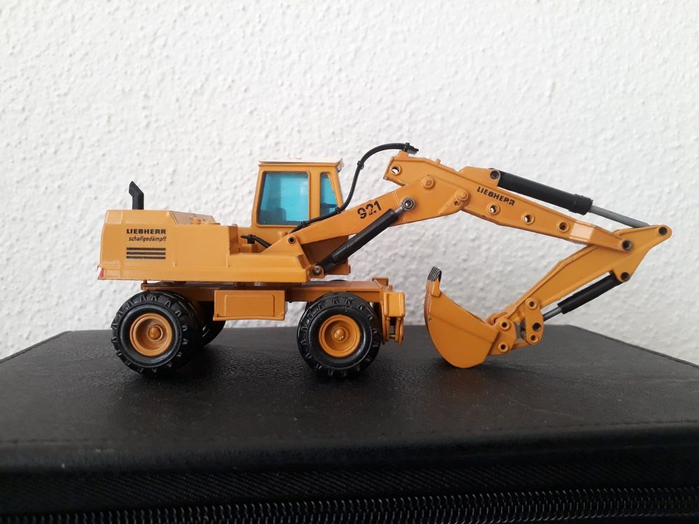 Prospekt Liebherr A R 921 Serie C Hydraulikbagger + Technische Daten