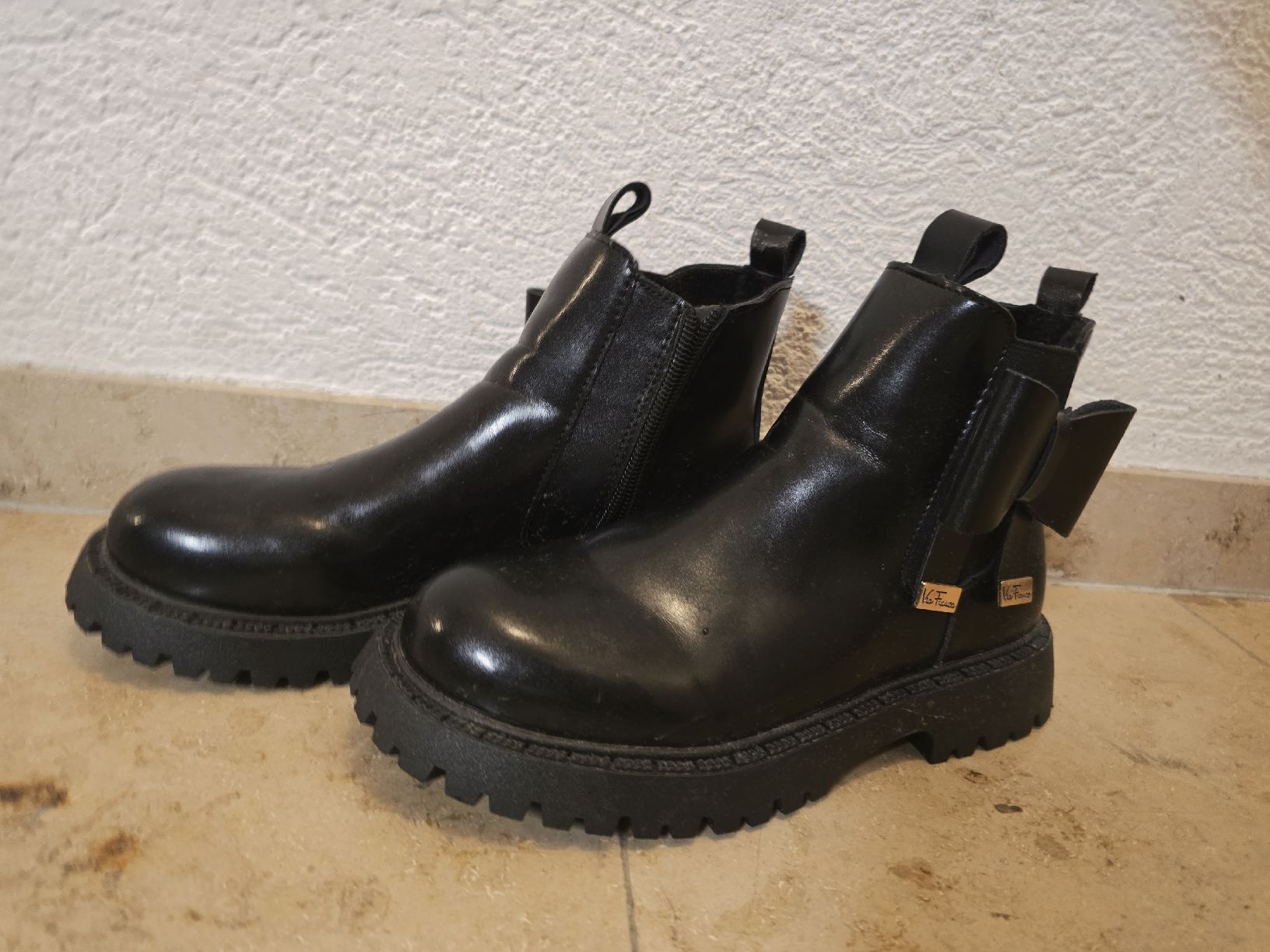 Schuhe für Mädchen: Schwarze Winterstiefeletten mit Schleife, Grösse 38, TOP! – Neu (gemäss Beschreibung) aus Lommiswil von PositiveVibe