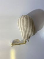 Kopf mit Wandhalterung