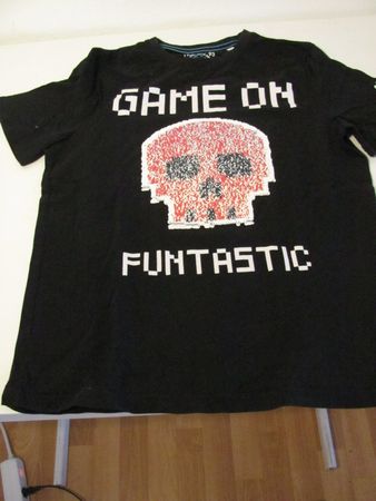 Schwarzes T-Shirt mit Totenkopf Motiv, Grösse 158/164, Top!