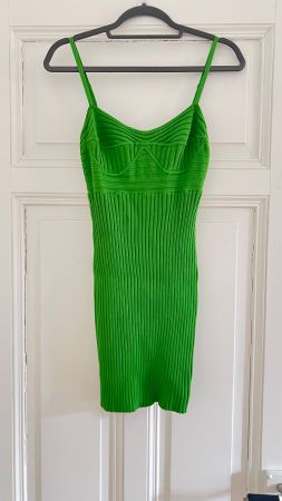Grünes Sommerkleid, enganliegend, Grösse 34/XS neuwertig