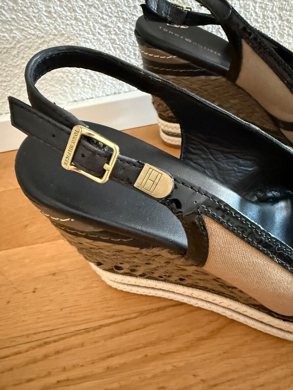 Tommy Hilfiger Damenschuhe: Tommy Hilfiger Keilsandaletten – Gebraucht aus Ostermundigen von DeOs3072 3
