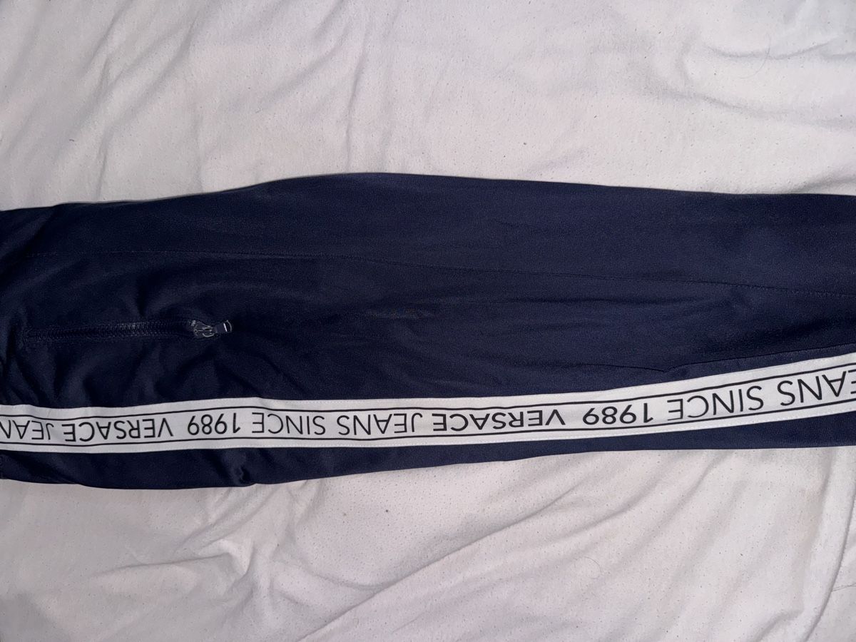 Versace Pantaloni: Versace Jeans Trainerhose Grösse M – Usato da Kreuzlingen venduto da kan_9w8k