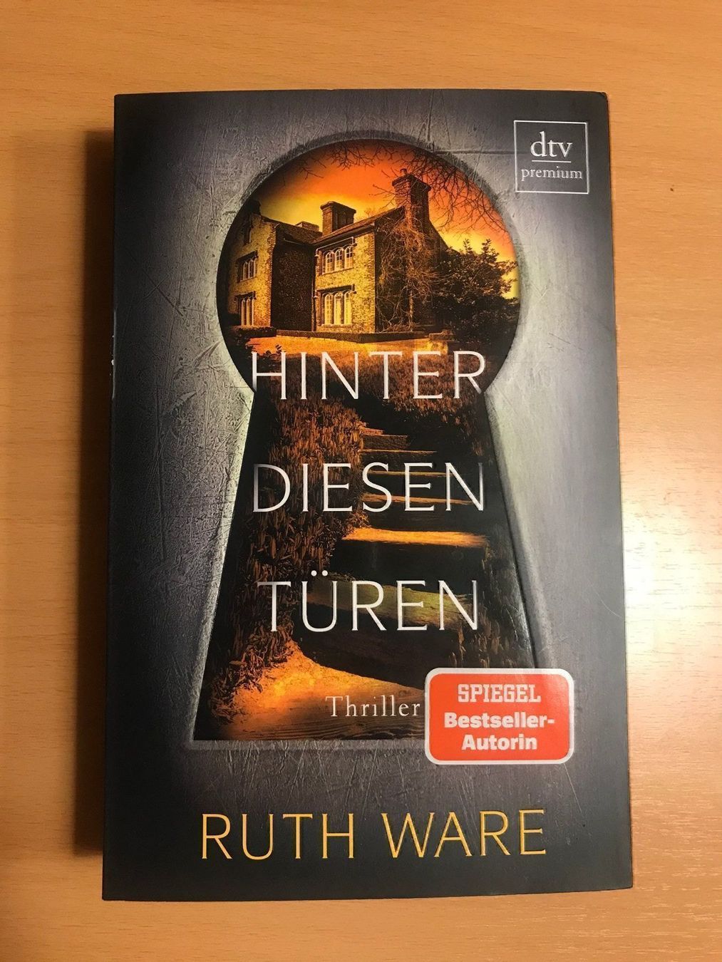 Libri: Hinter diesen Türen – Nuovo (secondo la descrizione) da Amden venduto da Arven-Schmuck