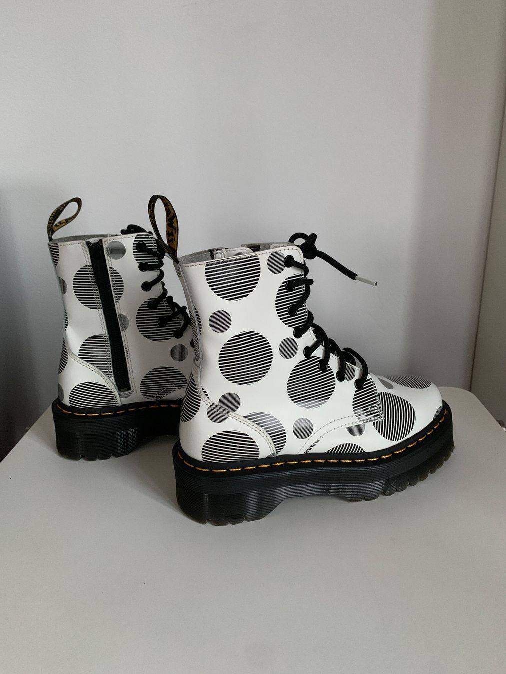 Dr. Martens Damenschuhe: Dr. Martens: weiss gemusterte Jadon Boots, 39 – Gebraucht aus Luzern von designluzern 3