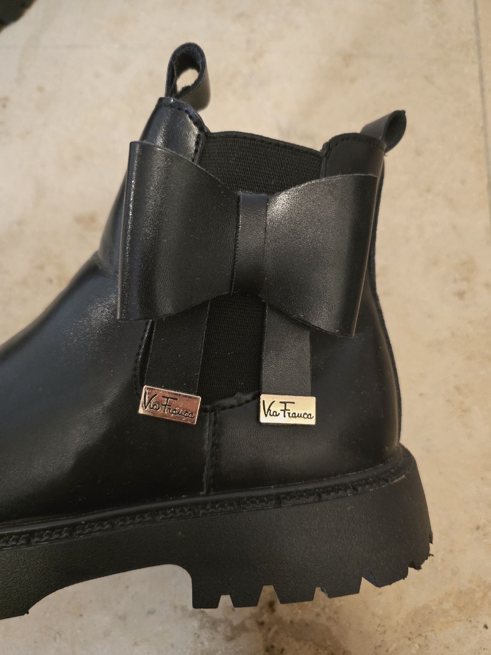 Schuhe für Mädchen: Schwarze Winterstiefeletten mit Schleife, Grösse 38, TOP! – Neu (gemäss Beschreibung) aus Lommiswil von PositiveVibe 2