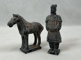Chinesische Figur und Pferd aus Ton