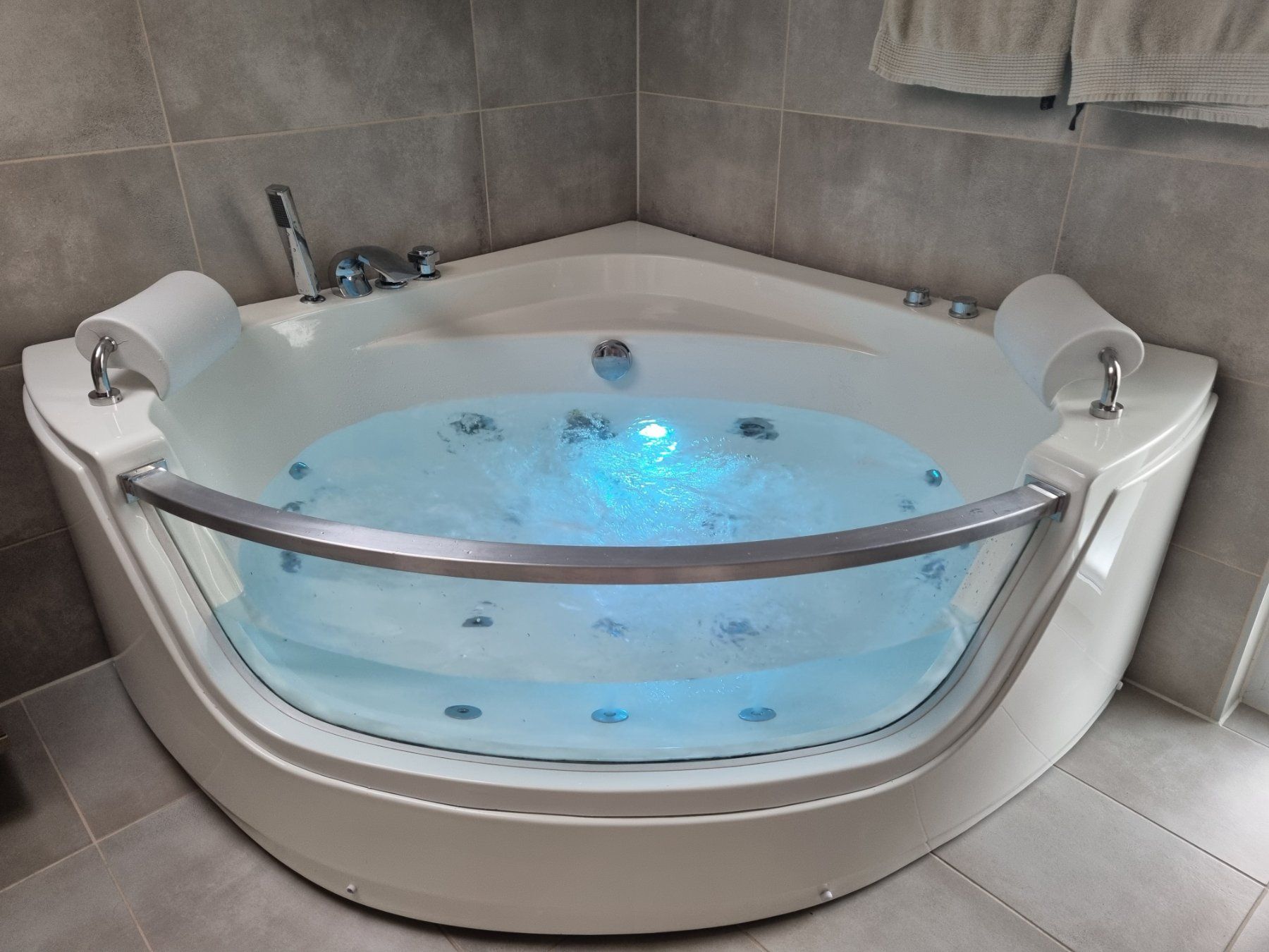 Whirlpool Baignoires: Whirlpool Badewanne Eckmodell mit LED – D'occasion à Finsterhennen par friap2000 1