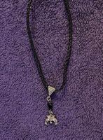 Kette mit schwarzem geflochtenem Band/Anhänger Fledermaus