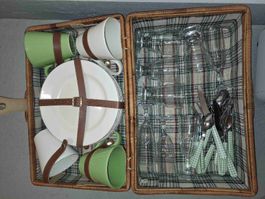 Picknickkorb mit Geschirr Set neuwertiger Zustand