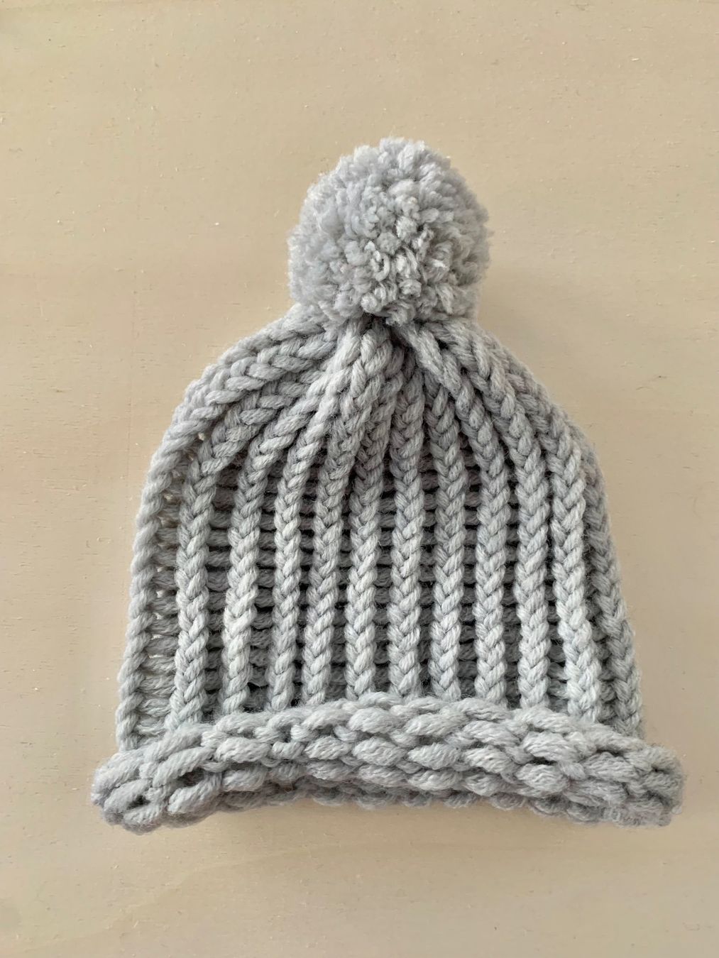 Berretti & Sciarpe: Newborn Kappe Beanie mit Bommel, Handarbeit – Nuovo e nell'imballaggio originale da Emmenbrücke venduto da swissmade-miracles 1