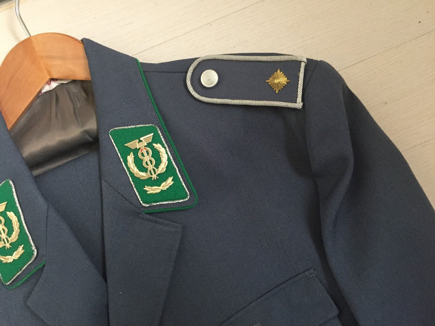 Uniformi: Offiziersuniform DDR Zoll – Usato da Volketswil venduto da zwitsch33 1