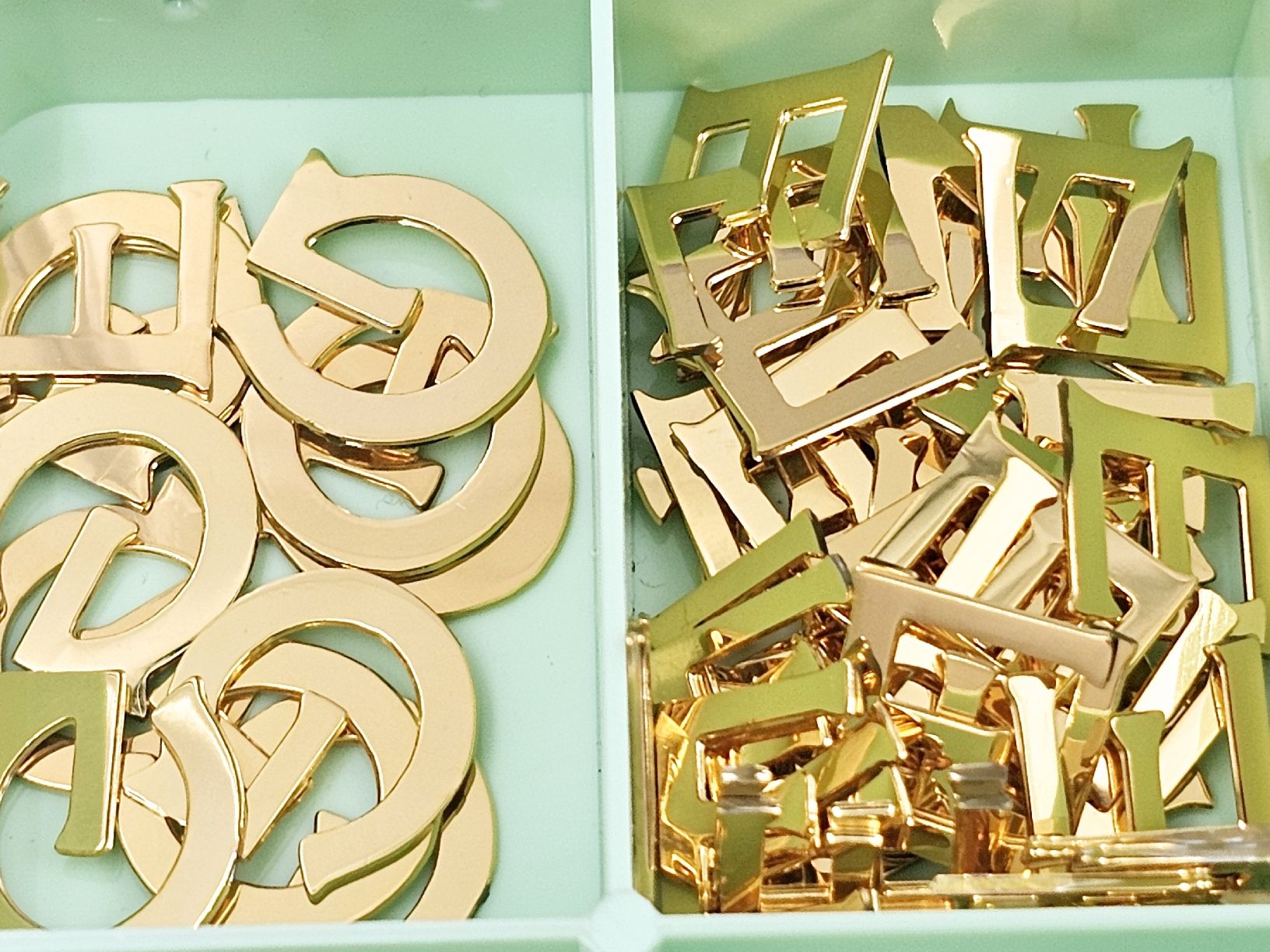 Alle Dekorationen: Goldene Buchstaben Gucci – Gebraucht aus Bassersdorf von AnkerWatch 6