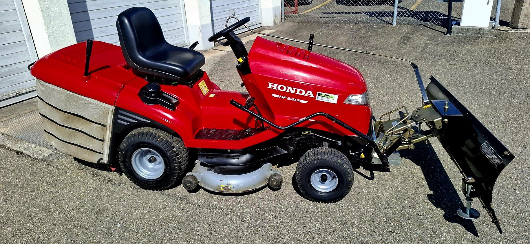 Honda Tagliaerba: Rasentraktor Honda 2417 mit Schneepflug – Usato da St. Gallen venduto da BGT02 2