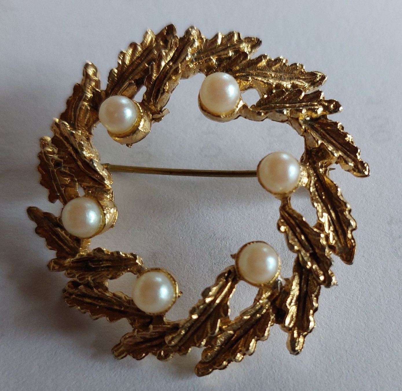 Spille & Fermagli: Elegante Vintage Brosche, goldfarben mit Perlen! – Usato da Thörigen venduto da Mairitterling