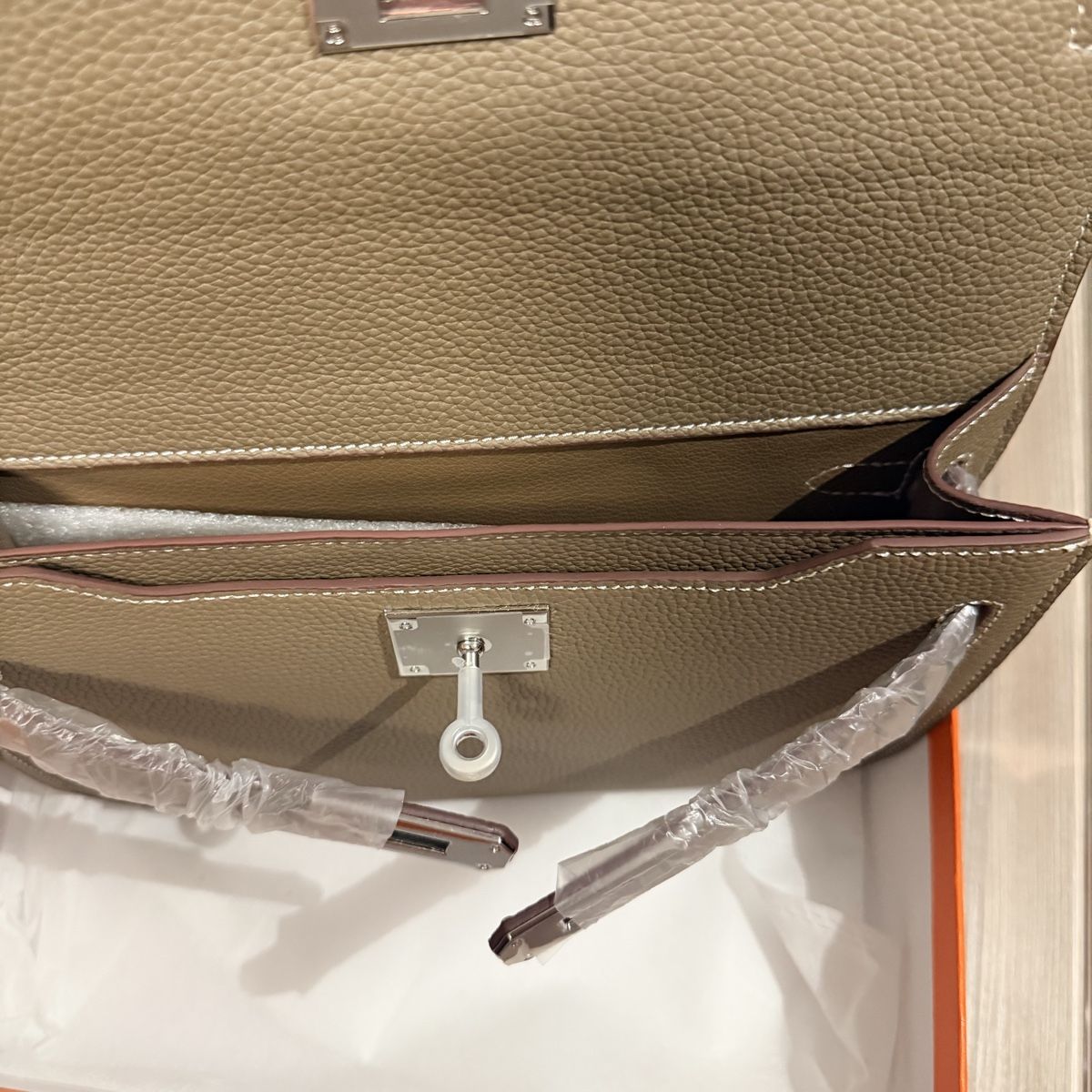 Borse: Pochette en cuire véritable beige – Nuovo e nell'imballaggio originale da Echallens venduto da Aleks_shop 4
