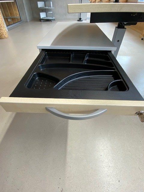 Scrivanie: Schreibtisch mit Rollcontainer – Usato da Neuhaus SG venduto da gsmmaschinenbau 5