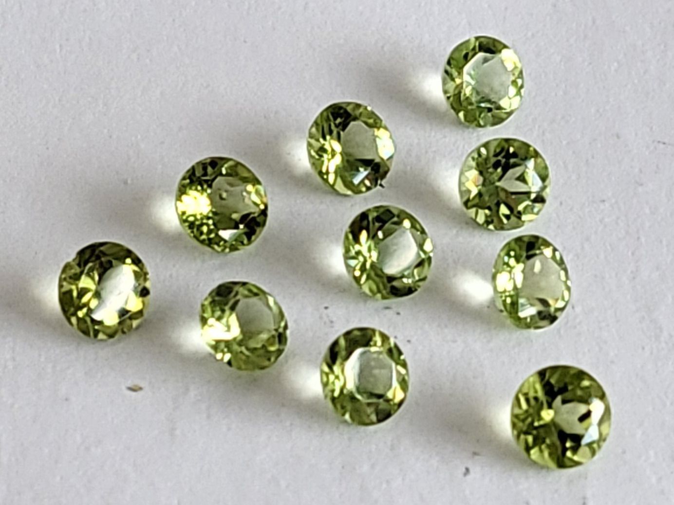 Edelsteine: Péridots AAA rond 4 mm / 0.26 ct pièce – Neu (gemäss Beschreibung) aus La Chaux-de-Fonds von j-aime-les-gemmes 1