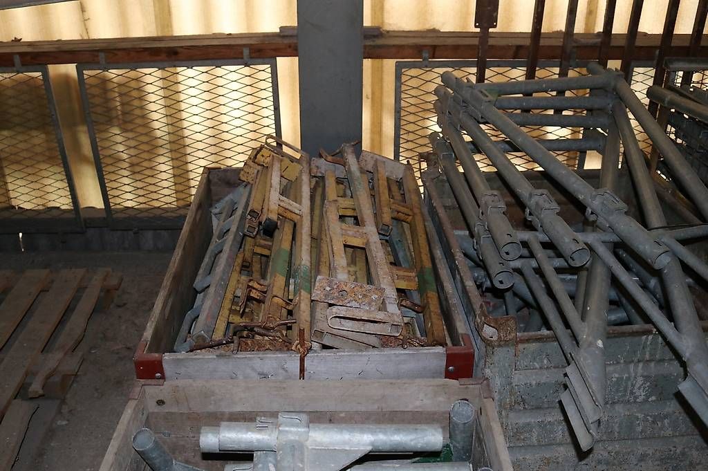 Griglie e Inferriate: Absperrungspfosten mit Kurbel pro Stuck – Usato da Unteriberg venduto da Konstibau 2