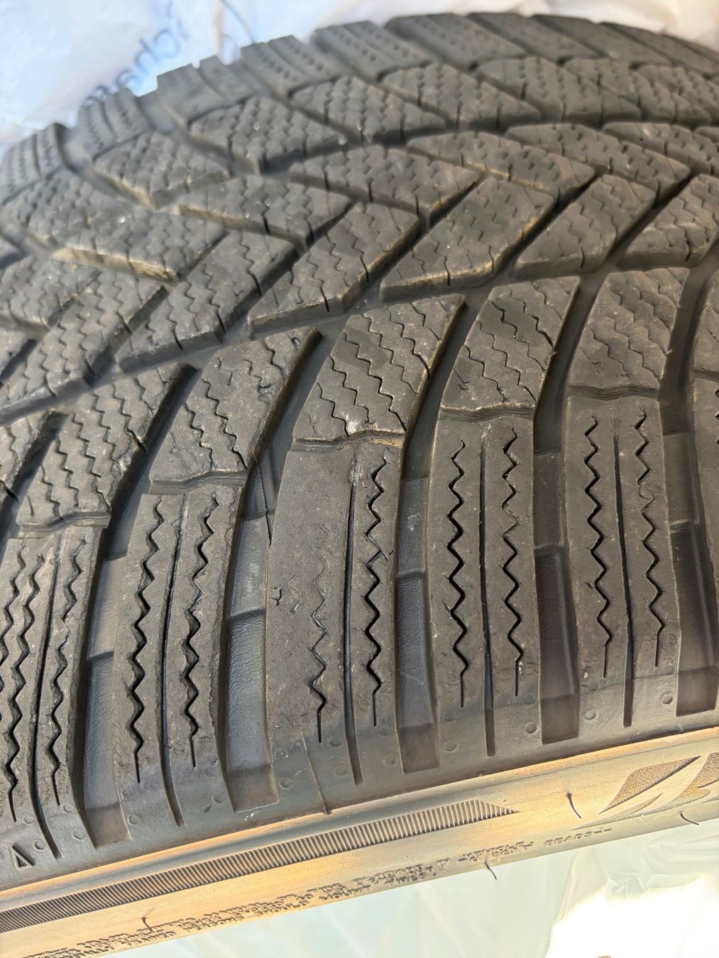 Bridgestone Pneumatici & Ruote complete: Bridgestone Blizzak 255/40R20 101V, 4mm – Usato da Zürich venduto da L_K_F 6