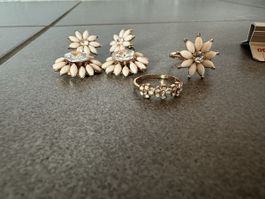 Modeschmuck Set: Ohrringe und Ringe mit Blumenmotiv - Gold