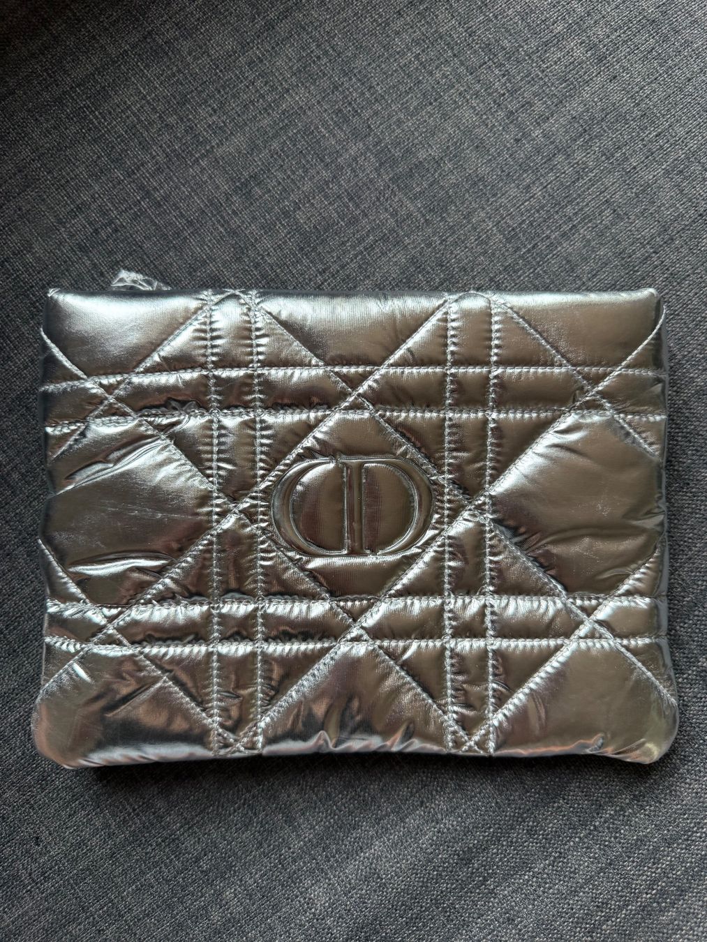 Dior Sacs: Dior Silver Quilted Cannage Pouch – Neuf avec emballage d'origine à Luzern par sas_r89l 1