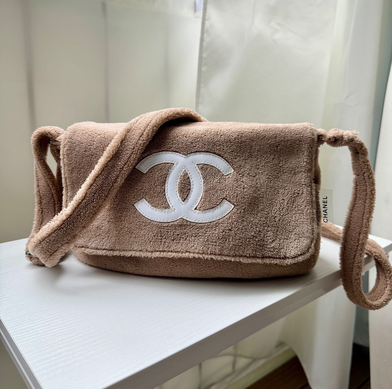 Chanel Borse da donna: Flauschige Schultertasche von Chanel – Usato da zürich venduto da Bailey17 8