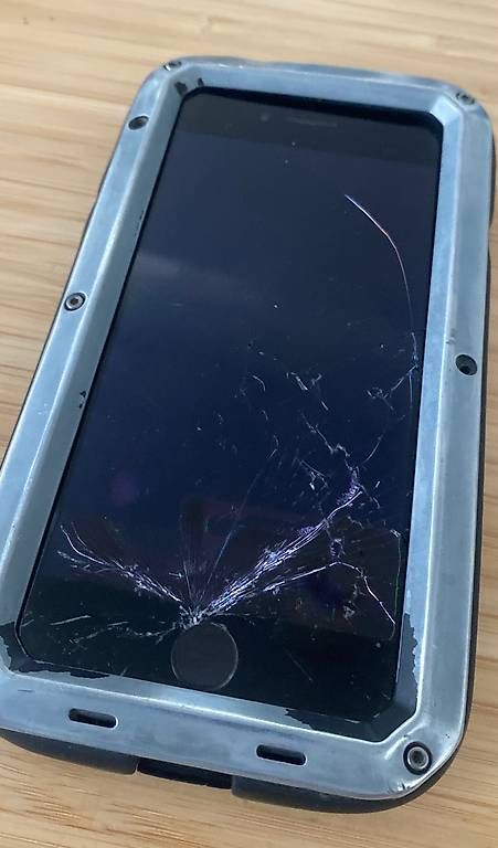 Telefoni cellulari / Smartphones: Recherche écran d'iPhone 8 – Usato da Vevey venduto da Raymonde_J