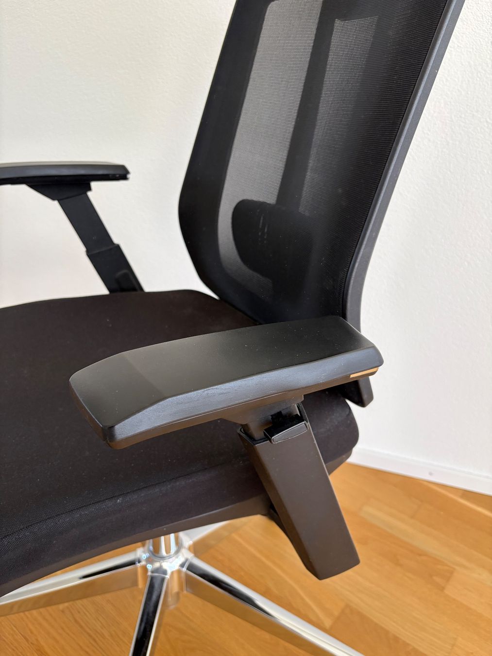 Sedie: Ergonomic Office Chair - Adjustable, Like New Condition – Usato da Luzern venduto da Jacoborojodelrio 6