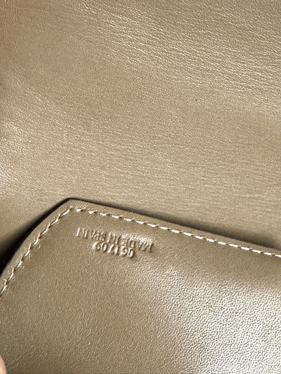 Loewe Taschen für Damen: LOEWE  Calfskin Medium Barcelona Shoulder Bag – Gebraucht aus Kriens von hannaandkiko 8
