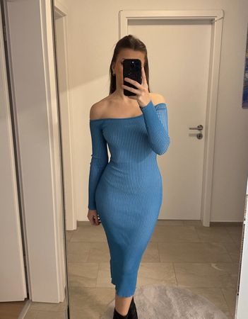 Neues, figurbetontes, blaues Strickkleid, Grösse 36/S