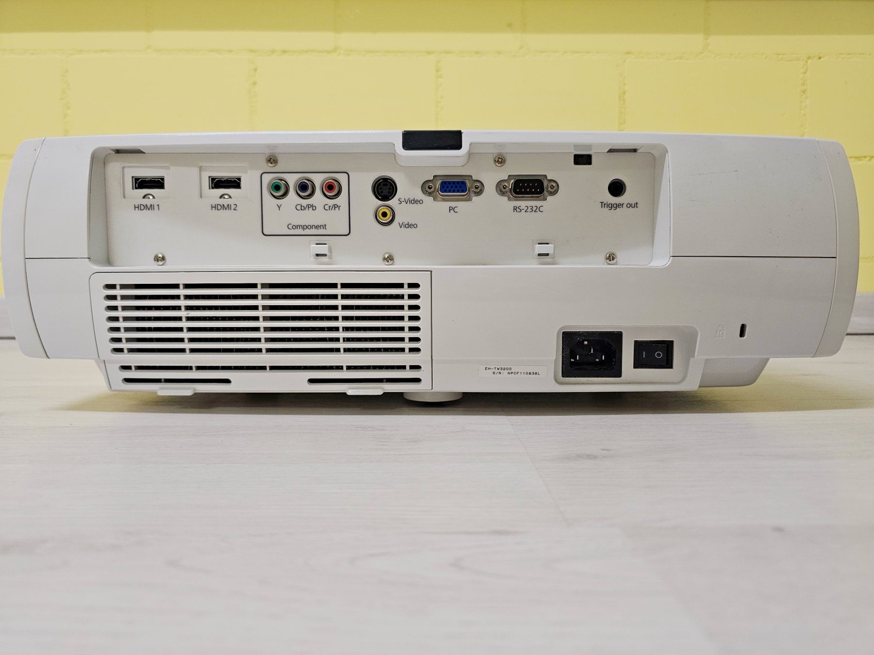 Epson Proiettori: Full-HD-Beamer Epson EH-TW3200 – Usato da Niederwil AG venduto da flimmerwerk 9