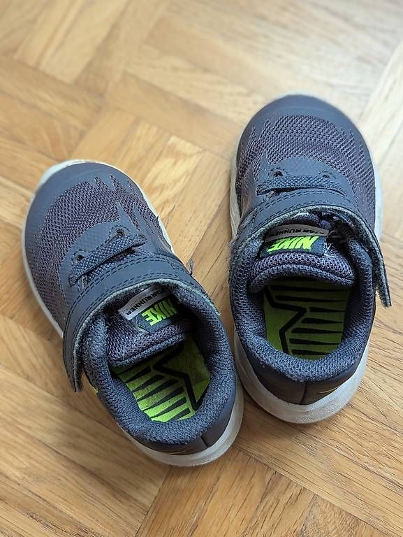 Nike Scarpe per ragazzi: Nike Turnschuhe Gr. 21 – Usato da Wittenbach venduto da Arnold1503