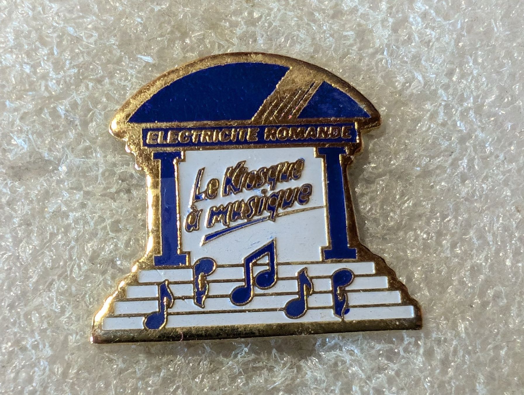 Placchette & Badge: Ansteckpin 155: Le Kiosque a musique – Usato da Oppligen venduto da Pin-Fall-Shop