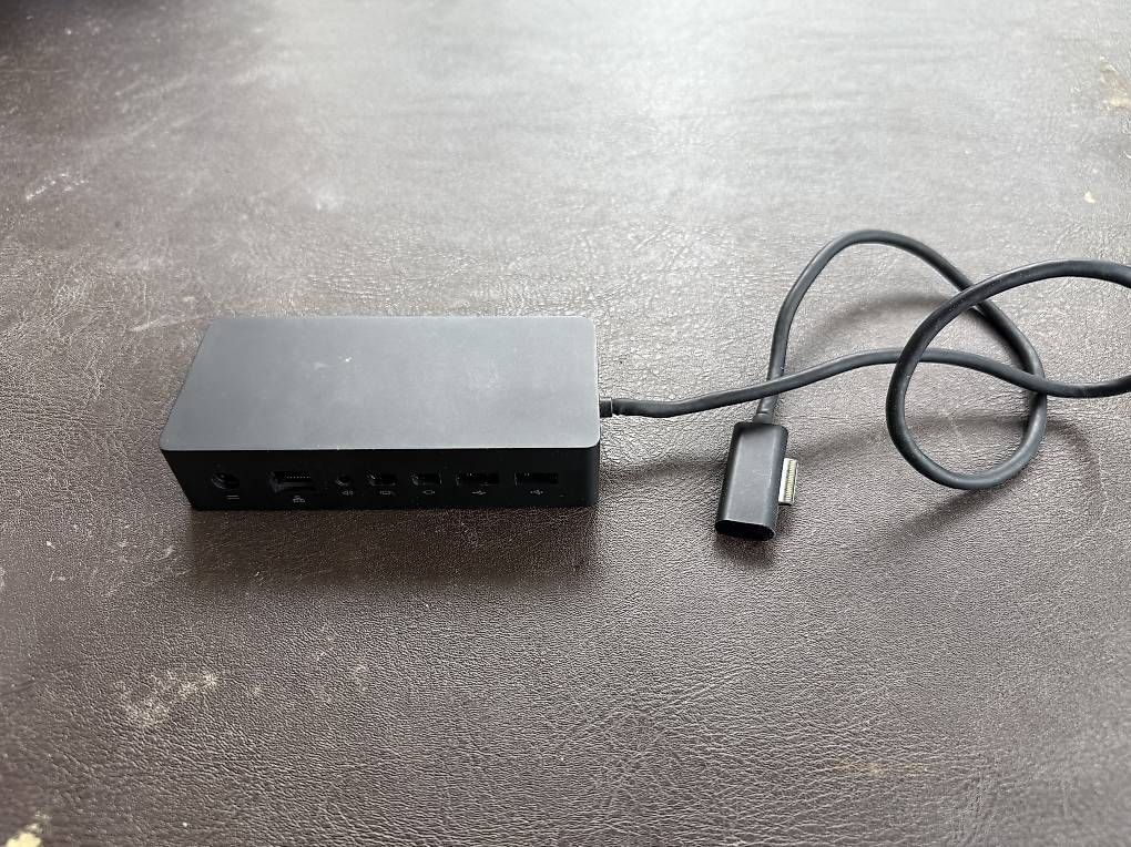 Microsoft Dockingstation: Microsoft Surface Dock  Station daccueil + 2 chargeurs – Gebraucht aus Bossonnens von Hoobba