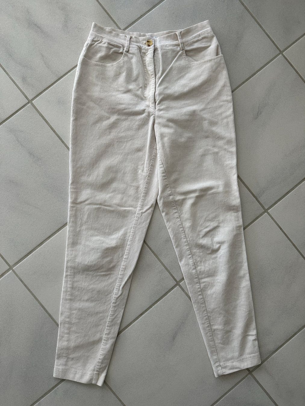 Pantaloni: Feincord-Hose (Gr. 40) – Usato da Endingen venduto da Jilly-Lilly