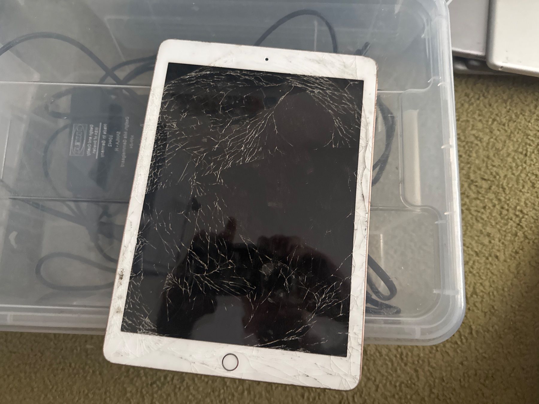 Apple Tablet PC: Ipad 6. Generation - A1893 - icloude – Defekt aus Olten von HoYa01 1