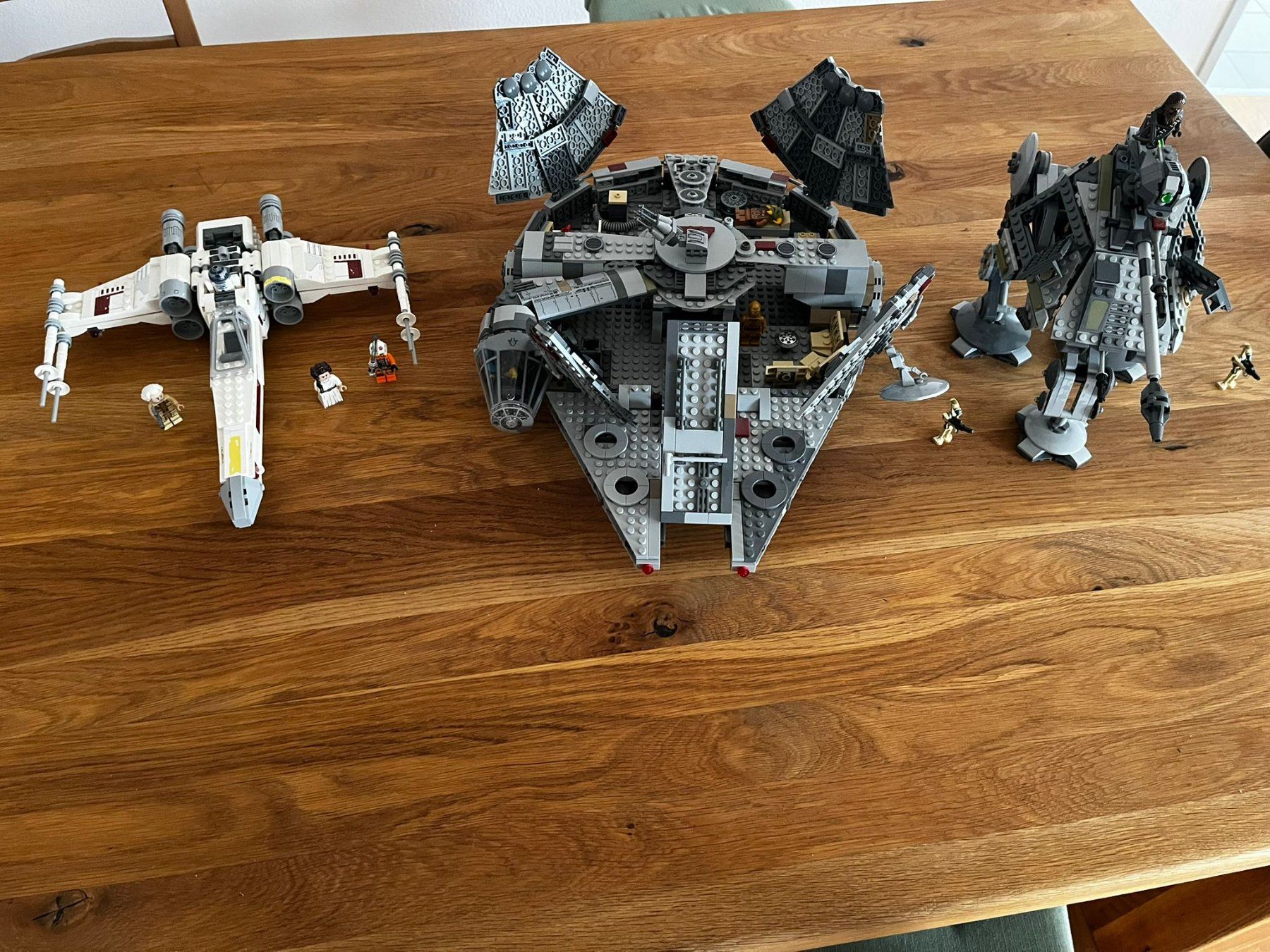 Lego Statuette: Lego Millenium Falcon + X-Wing + AT-AP Walker – Usato da St. Gallen venduto da Baao