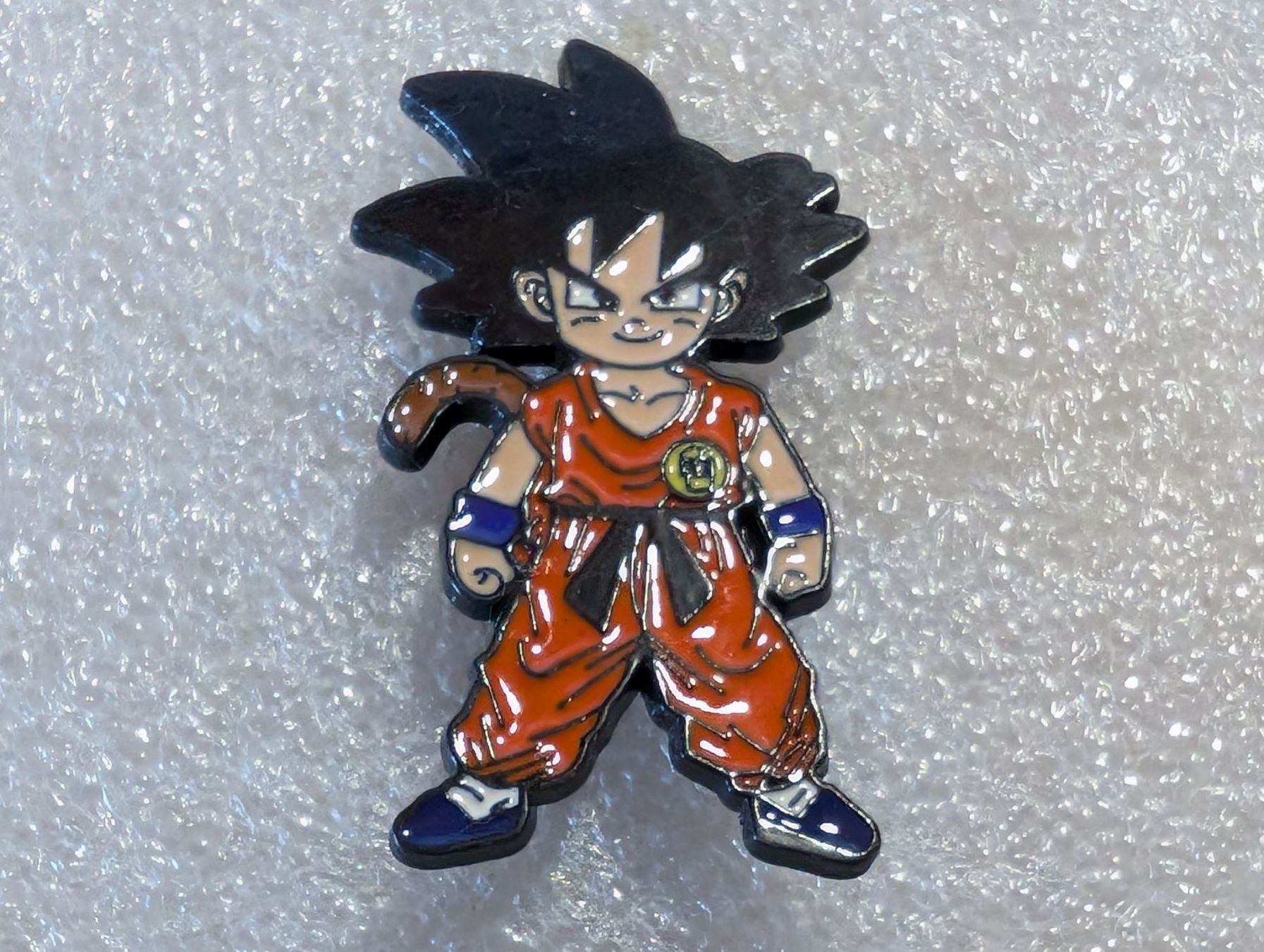 Plaketten & Abzeichen: Ansteckpin 292: Son Goku – Gebraucht aus Oppligen von Pin-Fall-Shop