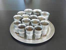 Zinn Tablett mit 15 Zinnbecher...