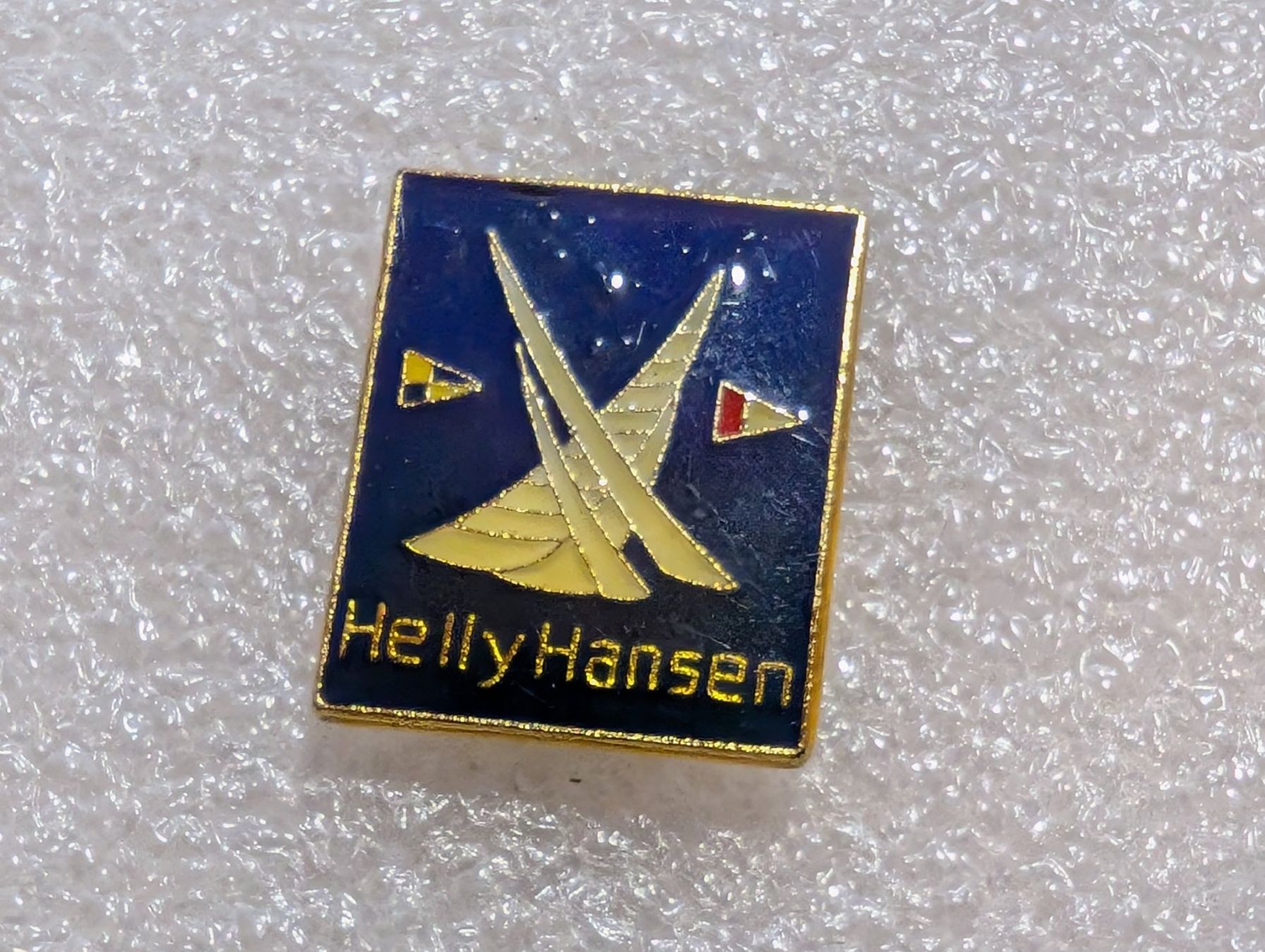 Plaketten & Abzeichen: Ansteckpin 267: Helly Hansen – Gebraucht aus Oppligen von Pin-Fall-Shop