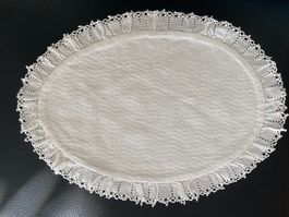 SPITZENDECKCHEN   Baumwolle  nicht ganz oval da  HANDARBEIT