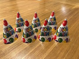 7 bunte Geburtstagshüte mit Gummiband chapeaux d'anniversair