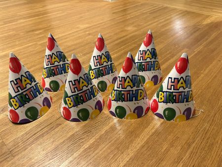 7 bunte Geburtstagshüte mit Gummiband chapeaux d'anniversair