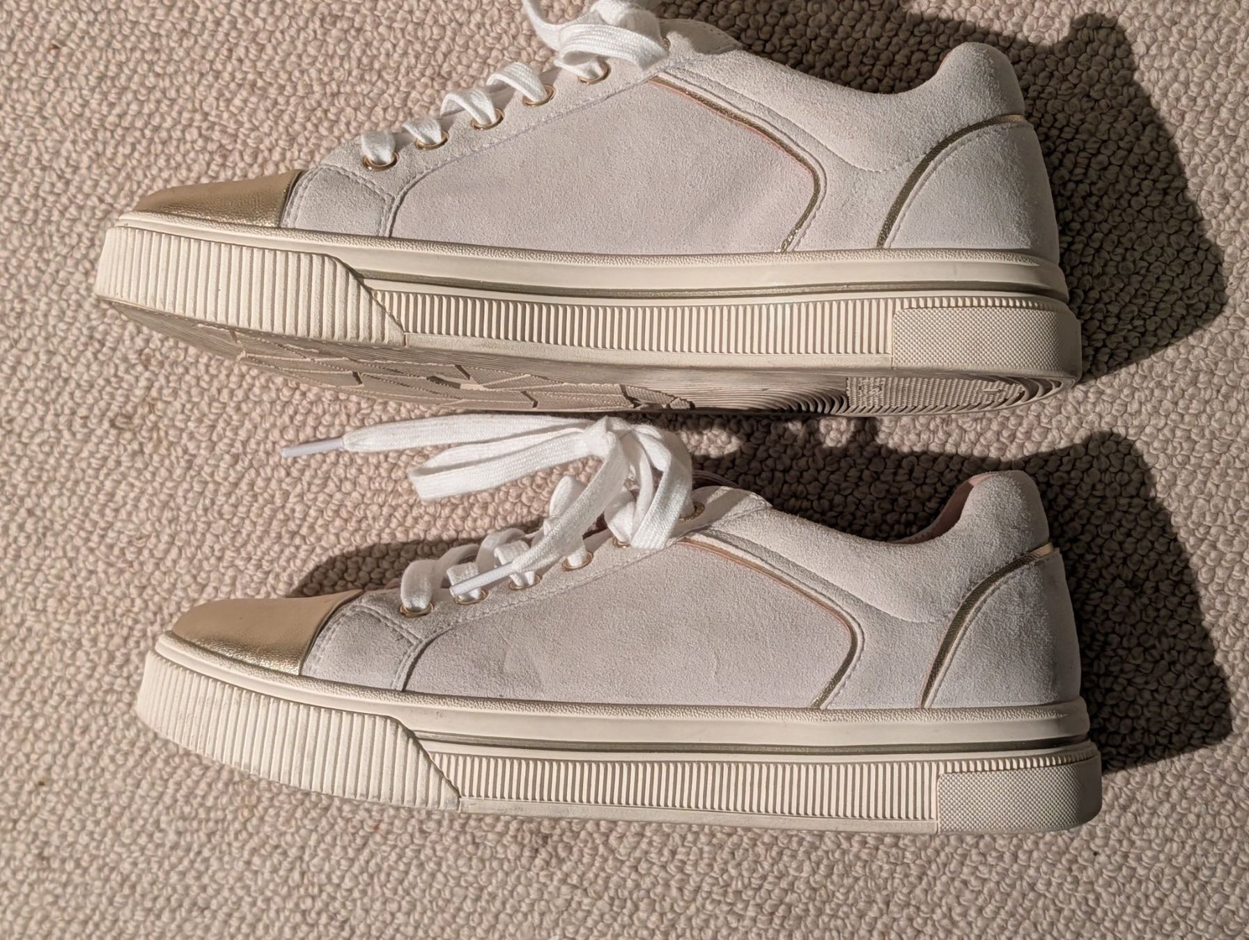 Marc Cain Damenschuhe: MarcCain Sneaker, Grösse 40, goldige Details – Gebraucht aus Herisau von apo_bxx7 1