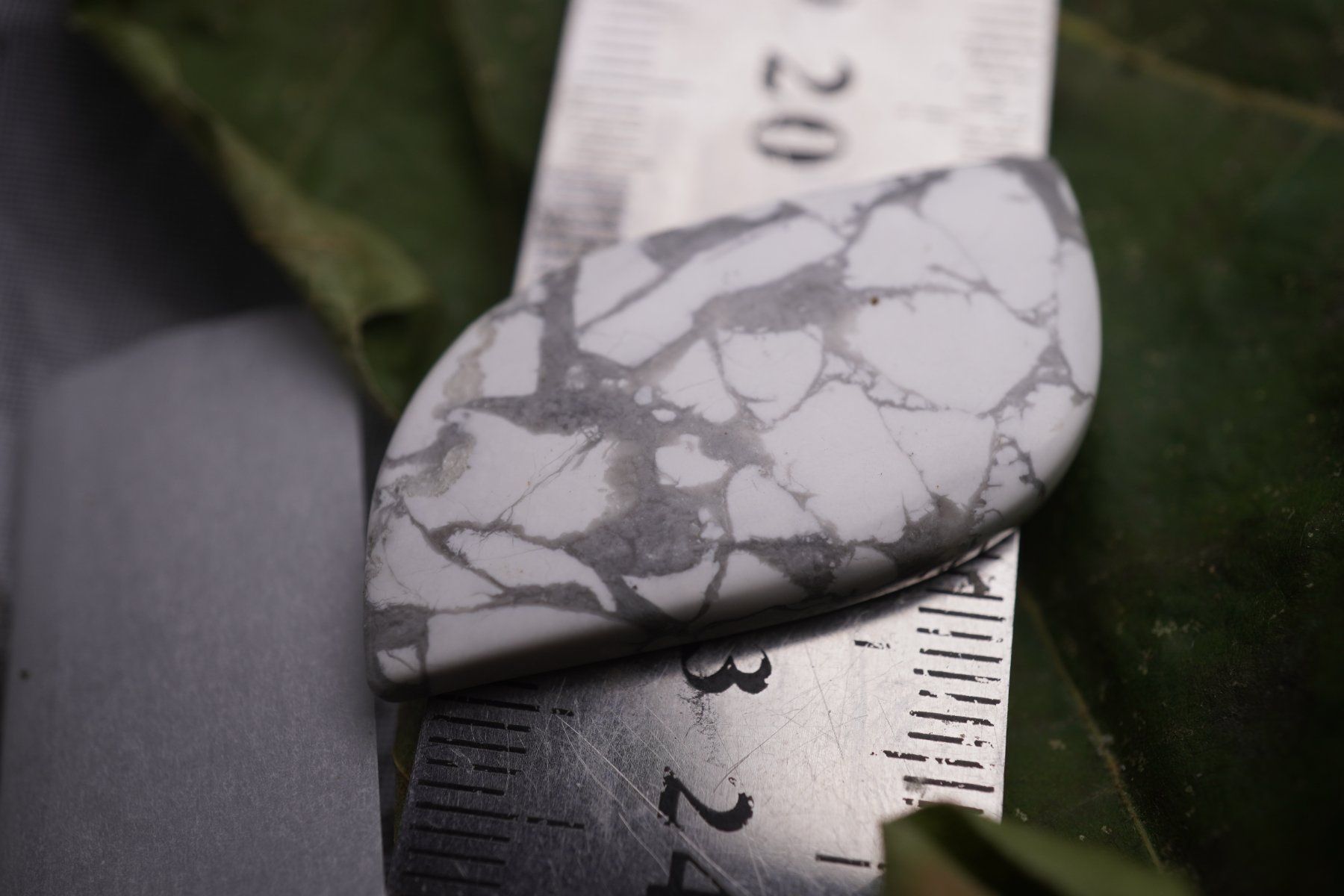 Minerali & Pietre curative: Howlith    Cabochon 43ct  ab 1.- – Nuovo e nell'imballaggio originale da Eschenbach SG venduto da topstone 3