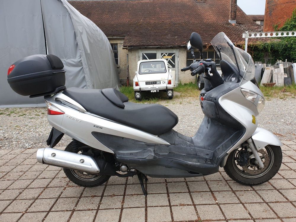 Compatible avec Suzuki Burgman UH 125 Housse de selle anti-pluie et grande imperméable en polyester pour selle de moto avec crochet en acier pour scooter 125 x 75 cm