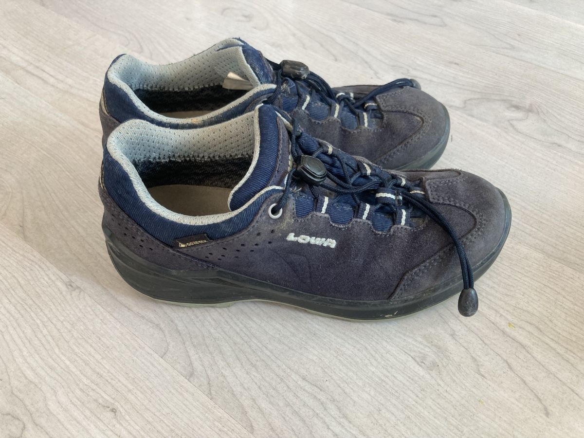 Lowa Schuhe für Mädchen: Trekkingschuh Lowa 33 – Gebraucht aus Amden von Karplusan 1