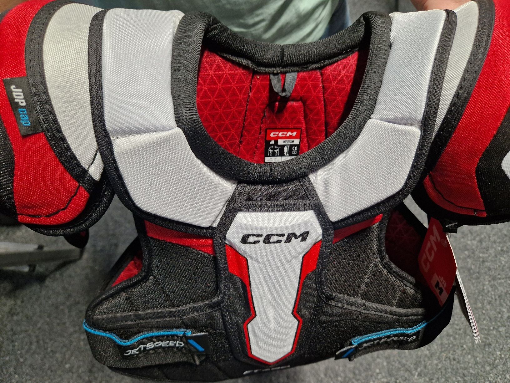 Ccm Protezioni & Imbottiture: Schulterschutz CCM JetSpeed  FT680 JR Grösse M neu – Nuovo e nell'imballaggio originale da Wilderswil venduto da Maro8381
