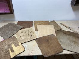 Verschiedene Holzplatten von alten Stühlen
